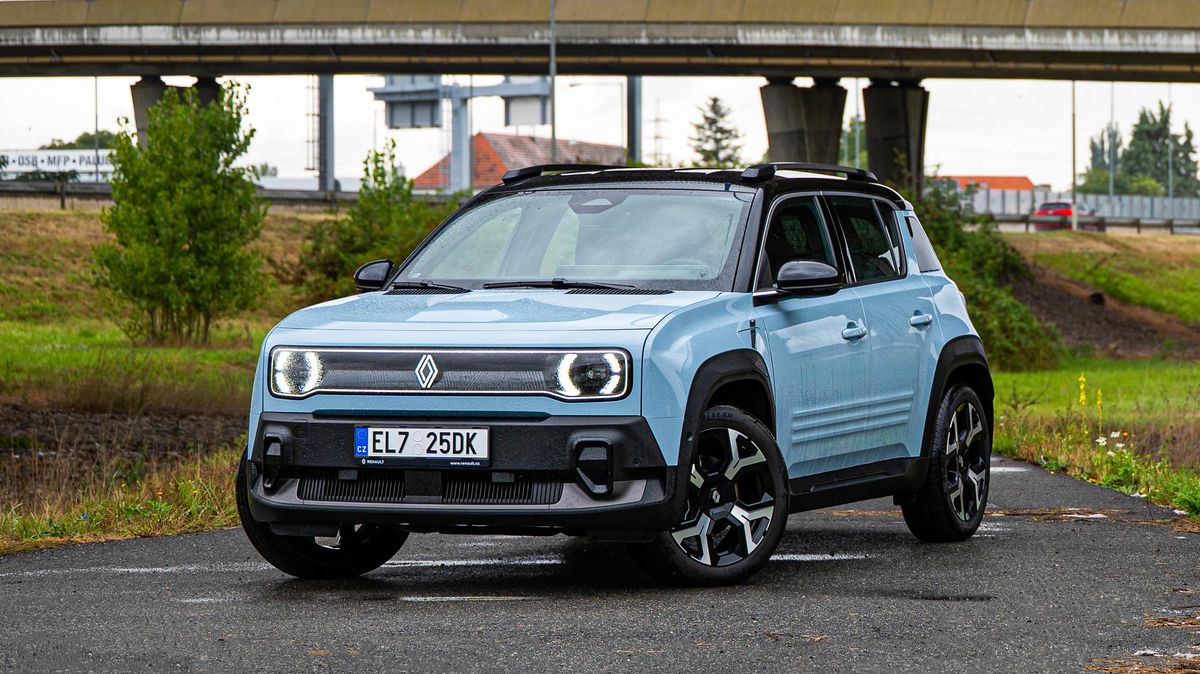 Vystoupí ze stínu pětky? Renault 4 je dospělejší, prostornější a taky nadělá dost parády